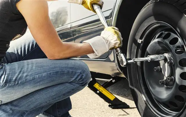 how to use a torque wrench-tire